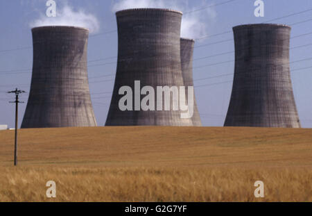 Les tours de refroidissement de la vapeur à la centrale nucléaire de Dukovany, en République tchèque. Banque D'Images