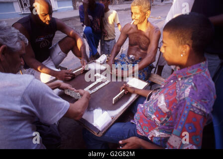 Les joueurs de Domino dans la Habana Vieja, Cuba. Banque D'Images