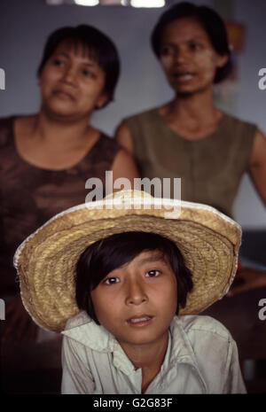 Garçon avec deux femmes au Myanmar (ancienne Birmanie). Banque D'Images