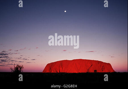 Australie - Territoire du Nord. Aussi connu sous le nom d'Ayers Rock, Uluru dans la langue autochtone est une formation en pierre de sable en Australie Banque D'Images