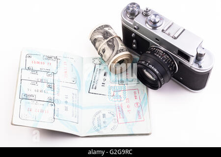 Ouvrez passeport israélien plein de visa avec une vieille caméra et dollars isolé sur fond blanc Banque D'Images