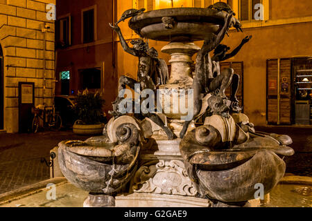 Fontana delle Tartarughe la nuit, Rome, Italie Banque D'Images