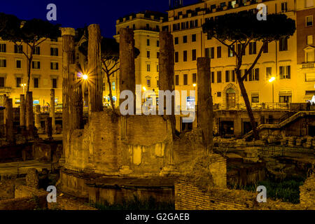 Largo di Torre Argentina de nuit - vestiges de temples romains républicaine et Théâtre de Pompée, Campus Martius, Rome, Italie Banque D'Images