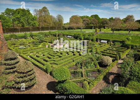 Fort orné, couverture Hertfodshire, Hatfield House, jardin détail noeud coulé bas à labyrinthe de couverture de buis Banque D'Images