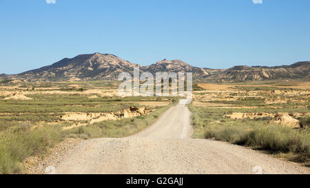 Route de gravier à travers du Parc Naturel de Bardenas Reales. Navarre, Espagne Banque D'Images