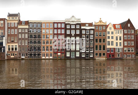 Amsterdam architecture, vue depuis la rue Damrak à à l'Est, le canal ou grachtenhuizen danse Banque D'Images