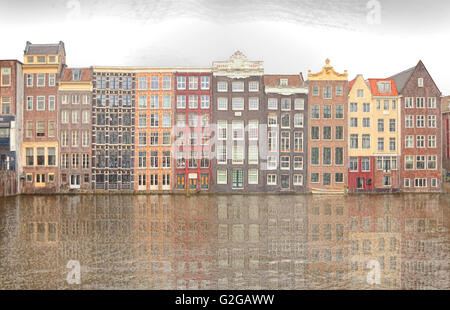 Amsterdam architecture, vue depuis la rue Damrak, la danse ou le canal de dérivation de l'image du filtre, grachtenhuizen Banque D'Images