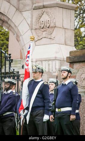 Membre des forces armées de répéter à l'extérieur de la cathédrale St Magnus, Orcades en Ecosse en amont d'une commémoration de la bataille du Jutland, la plus grande bataille navale de la Première Guerre mondiale. Banque D'Images