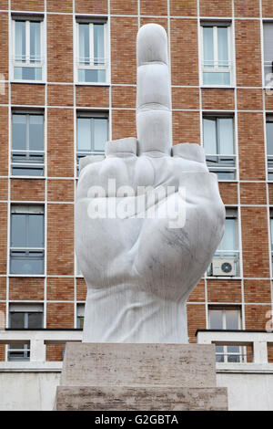 Sculpture "handicapé" par Maurizio Cattelan à Piazza degli Affari, Milan, Lombardie, Italie Banque D'Images