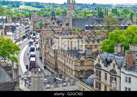 Dans la ville d'OXFORD HIGH STREET AU PRINTEMPS PASSÉ UNIVERSITY COLLEGE Banque D'Images