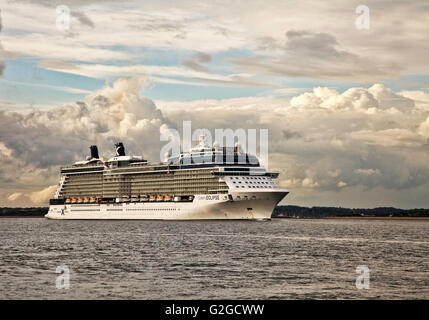 Bateau de croisière Celebrity Eclipse quitter Southampton en mai 2016 Banque D'Images