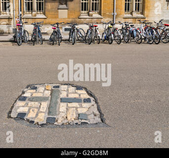 La CROIX DE PIERRE DES MARTYRS MEMORIAL DE BROAD STREET OXFORD EN PARTIE DE PIERRES GALETS Banque D'Images