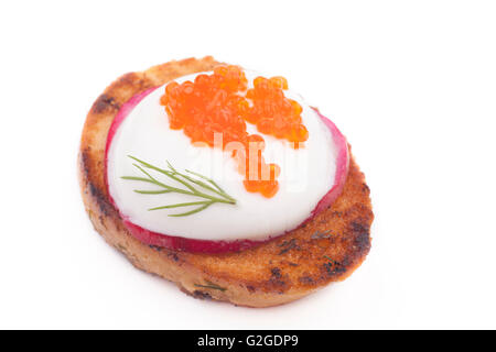 Caviar rouge sur du pain et le radis isolé sur fond blanc Banque D'Images