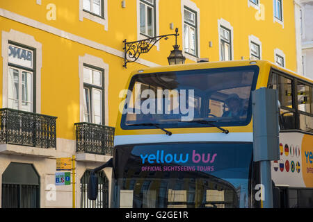 Tour Bus jaune, visite officielle de Lisbonne, Portugal Banque D'Images