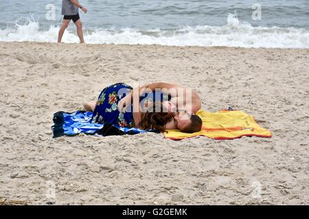 Un joli couple portant sur la plage et s'étreindre Banque D'Images