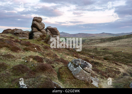 Honeybag Tor avec vues vers The Haytor, selle et Rippon Tors. Le parc national du Dartmoor Devon Uk Banque D'Images