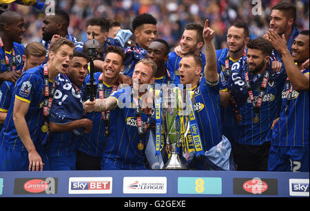 L'AFC Wimbledon's Sean Rigg (centre) et ses coéquipiers célèbrent avec le trophée après son côté gagne le pari du Ciel deux Play-Off ligue match de finale au stade de Wembley, Londres. ASSOCIATION DE PRESSE Photo. Photo date : lundi 30 mai 2016. Voir l'activité de la Ligue de soccer histoire Deux. Crédit photo doit se lire : Andrew Matthews/PA Wire. RESTRICTIONS : EDITORIAL N'utilisez que pas d'utilisation non autorisée avec l'audio, vidéo, données, listes de luminaire, club ou la Ligue de logos ou services 'live'. En ligne De-match utilisation limitée à 75 images, aucune émulation. Aucune utilisation de pari, de jeux ou d'un club ou la ligue/dvd publications. Banque D'Images