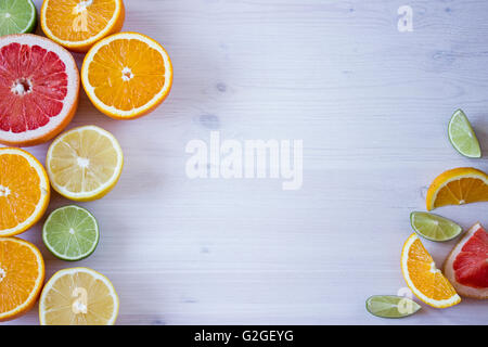 Les agrumes. Sur fond de table en bois Banque D'Images