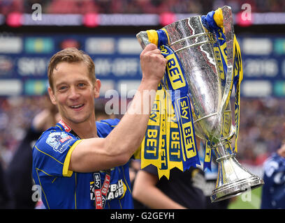 Paul Robinson de l'AFC Wimbledon avec le Trophée de la Sky Bet League Two après le match final de la Sky Bet League Two Play-Off au stade Wembley, Londres. APPUYEZ SUR ASSOCIATION photo. Date de la photo: Lundi 30 mai 2016. Voir PA Story FOOTBALL League 2. Le crédit photo devrait se lire comme suit : Andrew Matthews/PA Wire. RESTRICTIONS : aucune utilisation avec des fichiers audio, vidéo, données, listes de présentoirs, logos de clubs/ligue ou services « en direct » non autorisés. Utilisation en ligne limitée à 75 images, pas d'émulation vidéo. Aucune utilisation dans les Paris, les jeux ou les publications de club/ligue/joueur unique. Banque D'Images