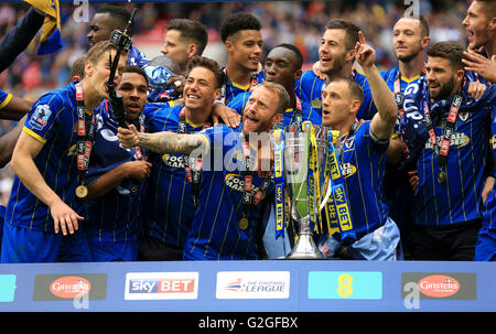 L'AFC Wimbledon's Sean Rigg (centre) et ses coéquipiers célèbrent avec le trophée après son côté gagne le pari du Ciel deux Play-Off ligue match de finale au stade de Wembley, Londres. ASSOCIATION DE PRESSE Photo. Photo date : lundi 30 mai 2016. Voir l'activité de la Ligue de soccer histoire Deux. Crédit photo doit se lire : Mike Egerton/PA Wire. RESTRICTIONS : EDITORIAL N'utilisez que pas d'utilisation non autorisée avec l'audio, vidéo, données, listes de luminaire, club ou la Ligue de logos ou services 'live'. En ligne De-match utilisation limitée à 75 images, aucune émulation. Aucune utilisation de pari, de jeux ou d'un club ou la ligue/dvd publications. Banque D'Images