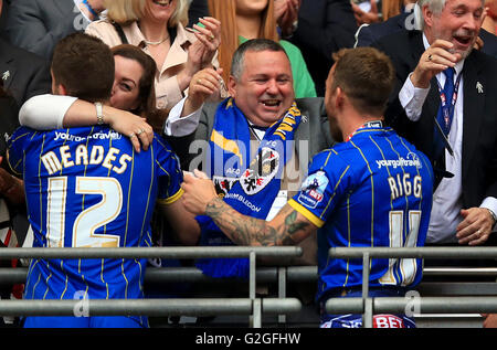 L'AFC Wimbledon's John Meades (à gauche) et Sean Rigg (à droite) célébrer avec directeur commercial d'Ivor Heller (centre) après avoir gagné le pari du Ciel deux Play-Off ligue match de finale au stade de Wembley, Londres. Banque D'Images