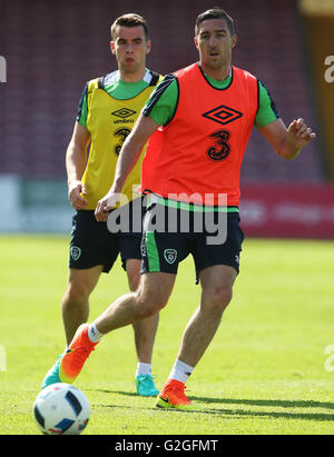 République d'Irlande est Stephen Ward (à droite) et Seamus Coleman lors d'une séance de formation à Turner's Cross, Cork. ASSOCIATION DE PRESSE Photo. Photo date : lundi 30 mai 2016. Voir l'ACTIVITÉ DE SOCCER Histoire République. Crédit photo doit se lire : Brian Lawless/PA Wire. RESTRICTIONS : usage éditorial uniquement, pas d'utilisation commerciale sans autorisation préalable, veuillez contacter PA Images pour plus de renseignements : Tél :  +44 (0) 115 8447447. Banque D'Images