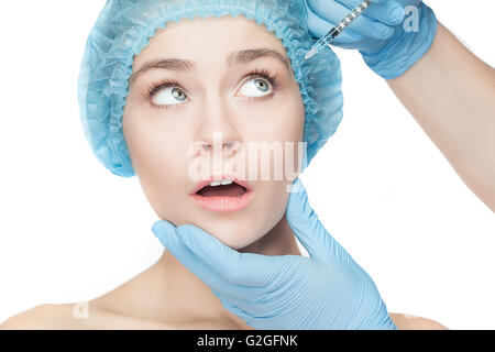 Jolie femme à la chirurgie en plastique avec la seringue dans son visage Banque D'Images