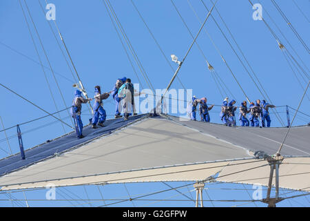 Le Skywalk randonnée personnes sur le toit de l'O2 Arena ou Millennium Dome à Londres Banque D'Images