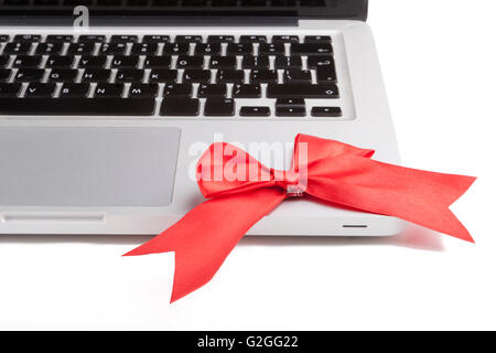 Clavier d'ordinateur portable argent close-up avec arc rouge isolé sur fond blanc Banque D'Images