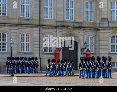 Les gardiens de la vie royale devant le Palais d'Amalienborg, Copenhague, Danemark, Europe Banque D'Images