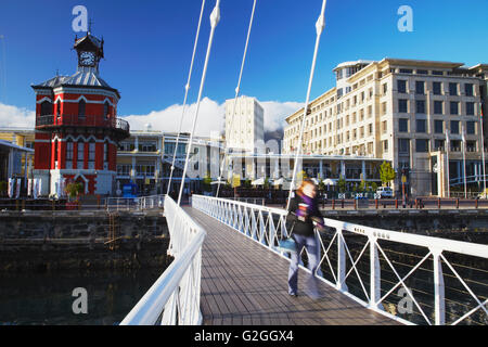 Passerelle pour passage femme tour de l'horloge, Victoria and Alfred Waterfront, Cape Town, Western Cape, Afrique du Sud Banque D'Images