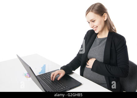 Happy pregnant woman au bureau avec ordinateur portable Banque D'Images