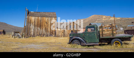 Panorama d'une vieille voiture rouillée dans Bodie State Park, Californie Banque D'Images