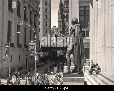 Federal Hall et George Washington statue sur Wall Street Banque D'Images