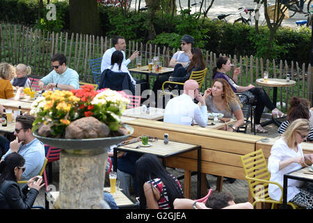 Vondelpark plus grand parc urbain à Amsterdam avec populaires occupé restaurant en plein air. Banque D'Images