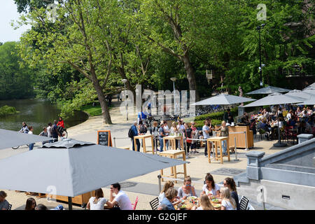 Vondelpark plus grand parc urbain à Amsterdam avec populaires occupé restaurant en plein air. Banque D'Images