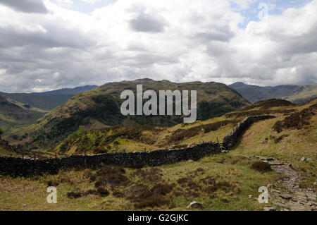 Dans le pays est typique de Lake District. Cette image a été prise au-dessus du hameau de Watendlath, Cumbria. Banque D'Images