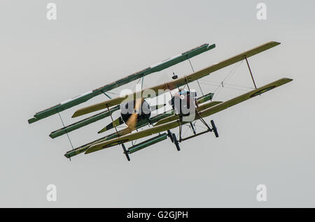 L'allemand Fokker Dr.1 monte sur la queue d'un SE5 de la RAF allié lors d'une reconstitution de combat de chiens de la première Guerre mondiale lors d'une exposition aérienne Banque D'Images