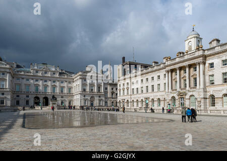 La résidence Fountain Court à Somerset House, Londres, en regardant vers la Courtauld Institute of Art et Courtauld Gallery, England, UK Banque D'Images