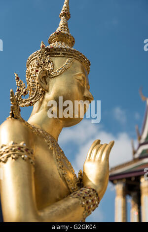 Statue en or de divinité mythique (Kinnorn Kinnara) à Wat Phra Kaew Temple, Grand Palace, Bangkok, Thaïlande Banque D'Images