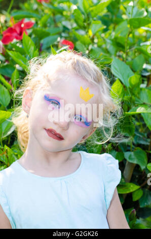 Belle fille blonde avec la princesse face painting Banque D'Images