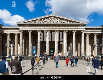 L'entrée principale du British Museum, Great Russell Street, Bloomsbury, London, England, UK Banque D'Images