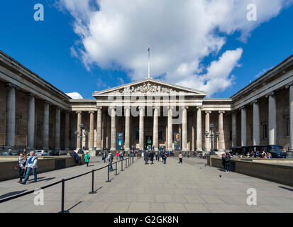 L'entrée principale du British Museum, Great Russell Street, Bloomsbury, London, England, UK Banque D'Images