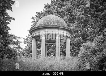 Temple d'Eole conçu et construit par Sir William Chambers à Kew Botanical Gardens à Londres, Angleterre Banque D'Images