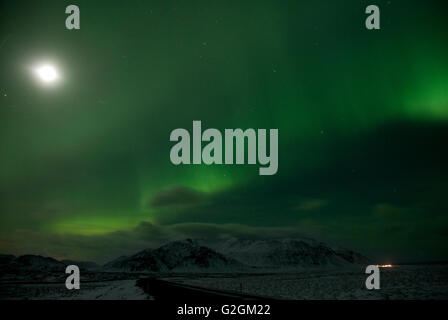 Northern Lights sur paysage couvert de neige pendant la nuit, l'Islande, Grundafjorour Banque D'Images