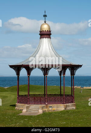 La Wallace kiosque donnant sur le Moray Firth, à Nairn Banque D'Images