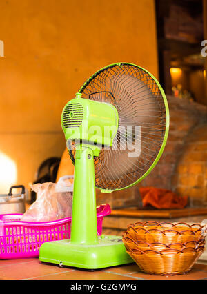 Vintage green ventilateur électrique sur la table Banque D'Images