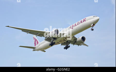 Qatar Airways Boeing 777 A7-bac débarquer à l'aéroport LHR de Londres-Heathrow Banque D'Images