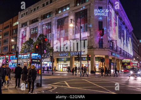 Des foules d'acheteurs de Noël devant le magasin phare de Marks & Spencer dans le West End de Londres à Noël sur une Oxford St emballée, Londres Banque D'Images