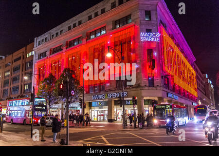 Des foules d'acheteurs de Noël devant le magasin phare de Marks & Spencer dans le West End de Londres à Noël sur une Oxford St emballée, Londres Banque D'Images